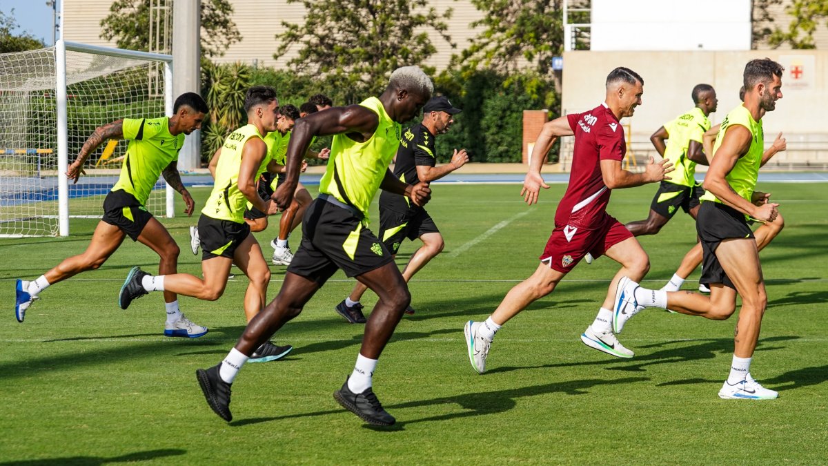 El Almería necesita amarrar a futbolistas de la talla de Dion Lopy y Sergio Arribas para la próxima temporada en Segunda División.