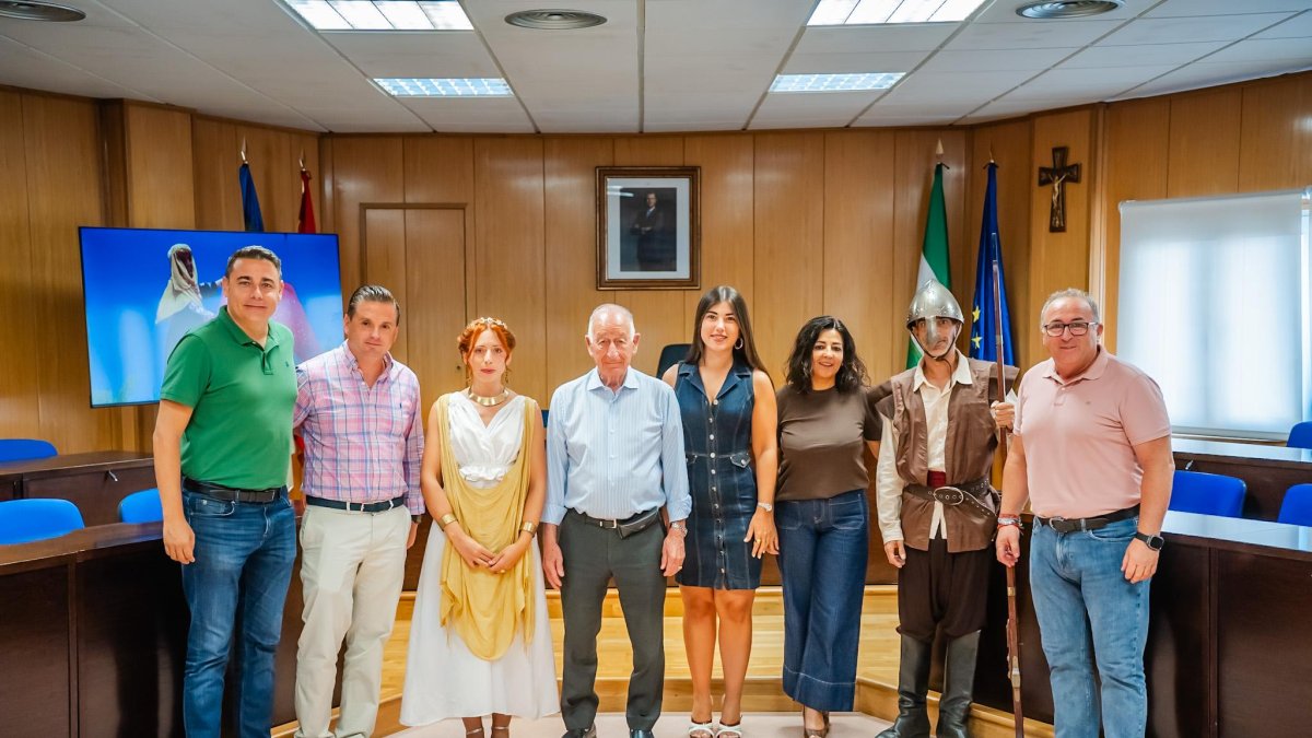 Presentación del programa de visitas teatralizadas para el verano de 2025 en Roquetas de Mar.