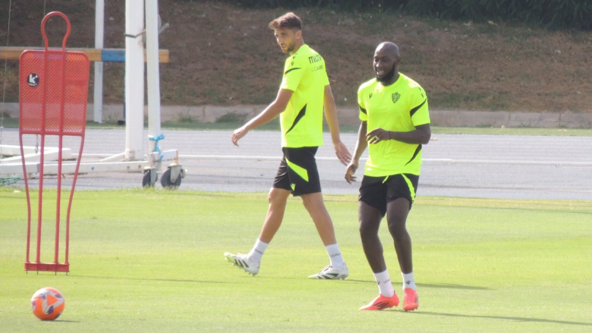 Ibrahima Koné y Édgar González en el entrenamiento de los descartes del Almería este mismo martes.