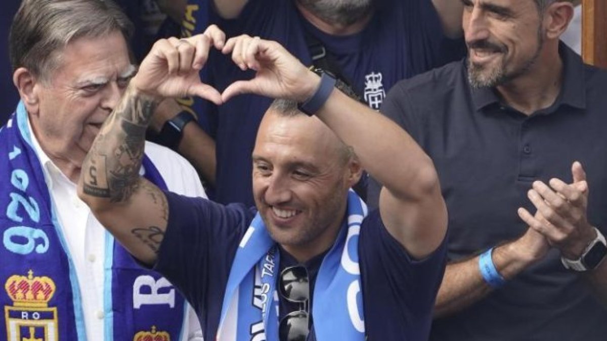 Santi Cazorla celebrando con los hombres fuertes del grupo Pachuca.