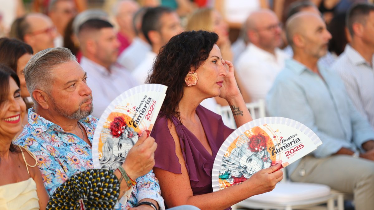 Diego Cruz y María del Mar Vázquez, con los abanicos de la Feria de Almería de 2025.