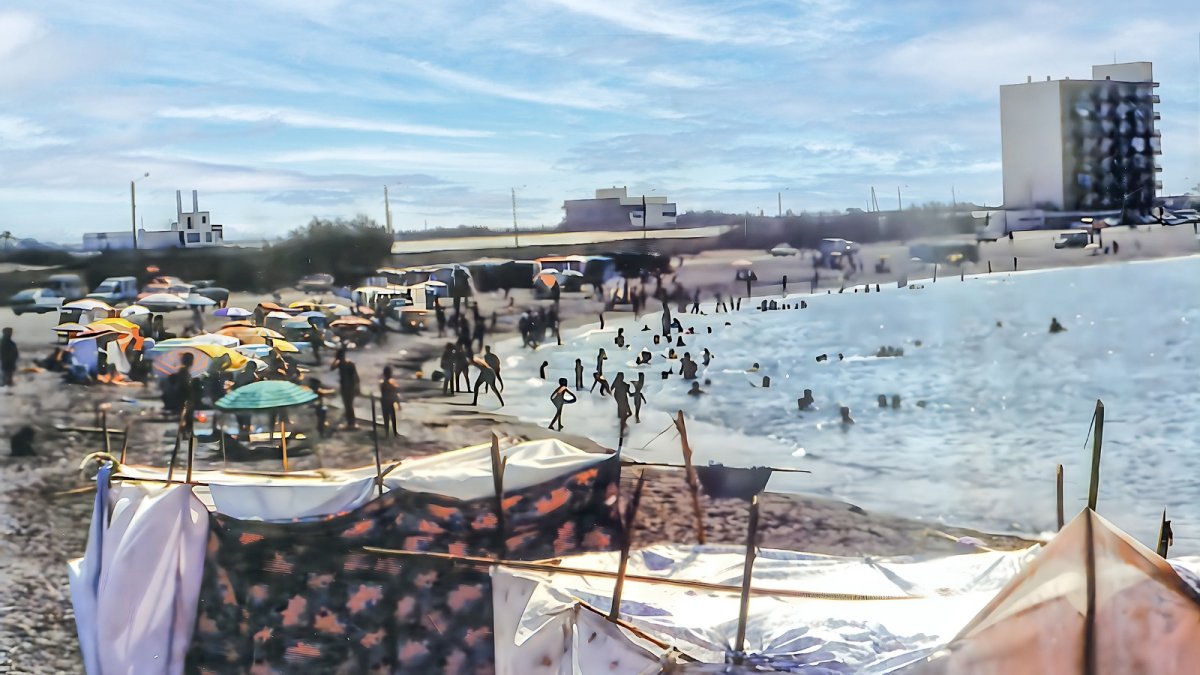 El edificio Géminis al fondo en la playa San Nicolás, testigo mudo.