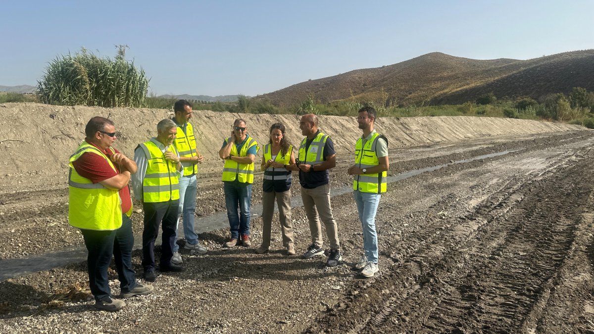 Visita de las autoridades al cauce del río en Purchena.