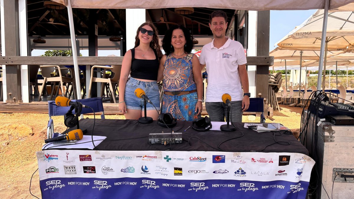 Candela Torres y Guillermo Mirón, de la Cadena SER Levante junto a la concejala de Seguridad Ciudadana de Pulpí, María del Mar Sánchez (centro).