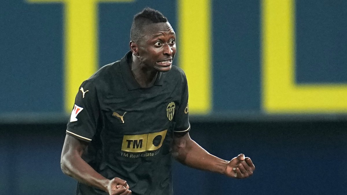 Umar Sadiq recuperó la felicidad con el Valencia y es el club que más apuesta por el nigeriano.