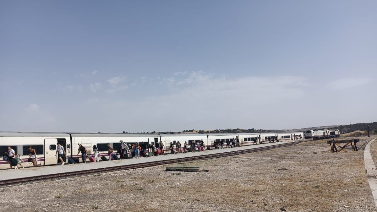 Pasajeros ‘rescatados’ tras una avería en el tren Madrid-Almería el pasado miércoles.