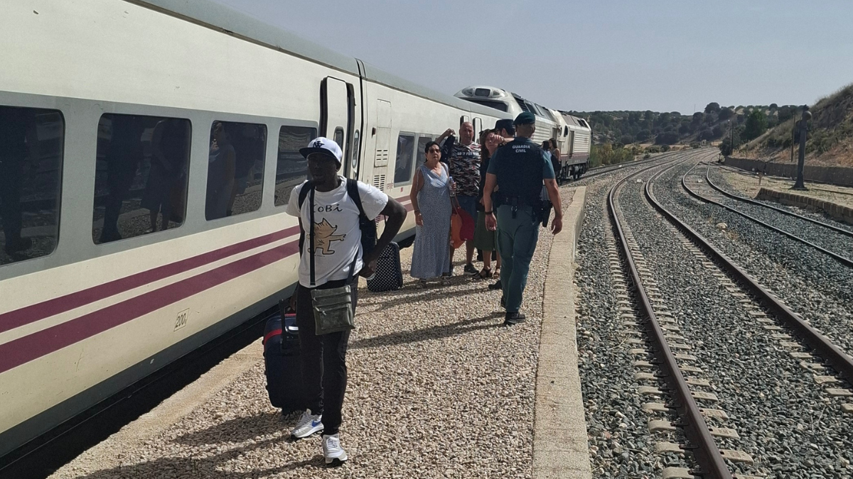 Pasajeros desalojando el tren Intercity averiado esta tarde.