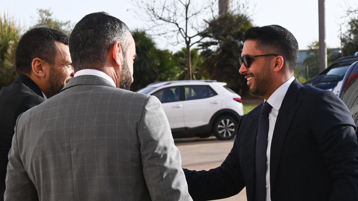 El presidente Mohammed Al-Khereiji saludando a Mostafa Yilmaz y Mohamed El Assy en el Mediterráneo.