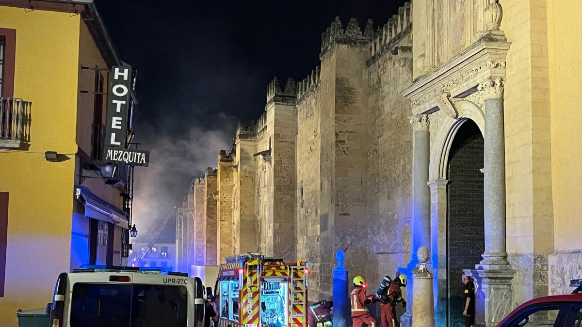 Imágenes del incendio en la Mezquita de Córdoba
