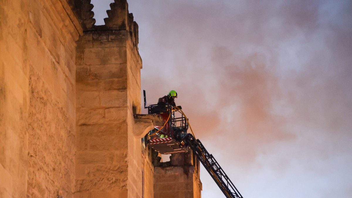 Imágenes del incendio en la Mezquita de Córdoba. A 8 de agosto de 2025 en Córdoba, Andalucía (España).