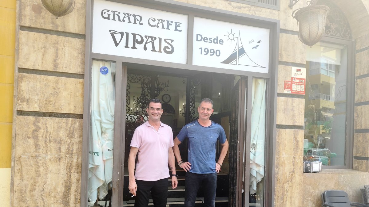 Ismael y Paco, hijos del fundador y actuales dueños, delante de la entrada del Vipais.