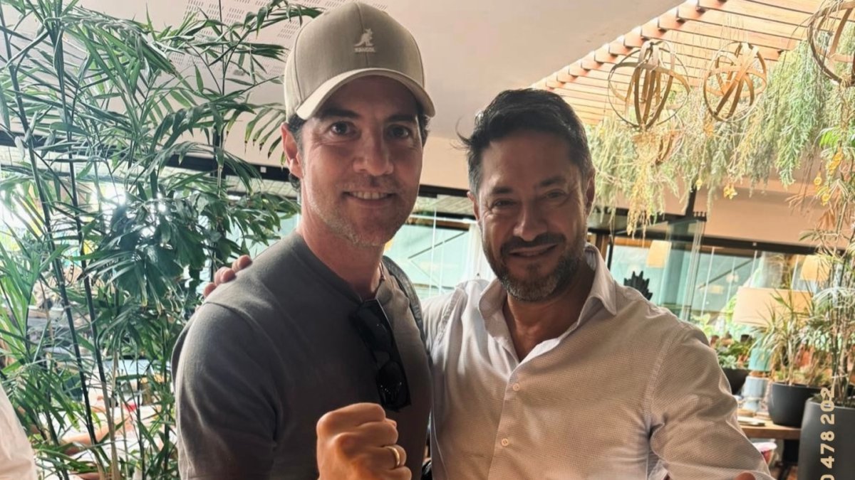 El cantante David Bisbal junto a Felipe López, gerente de LUA Puerto Rey.