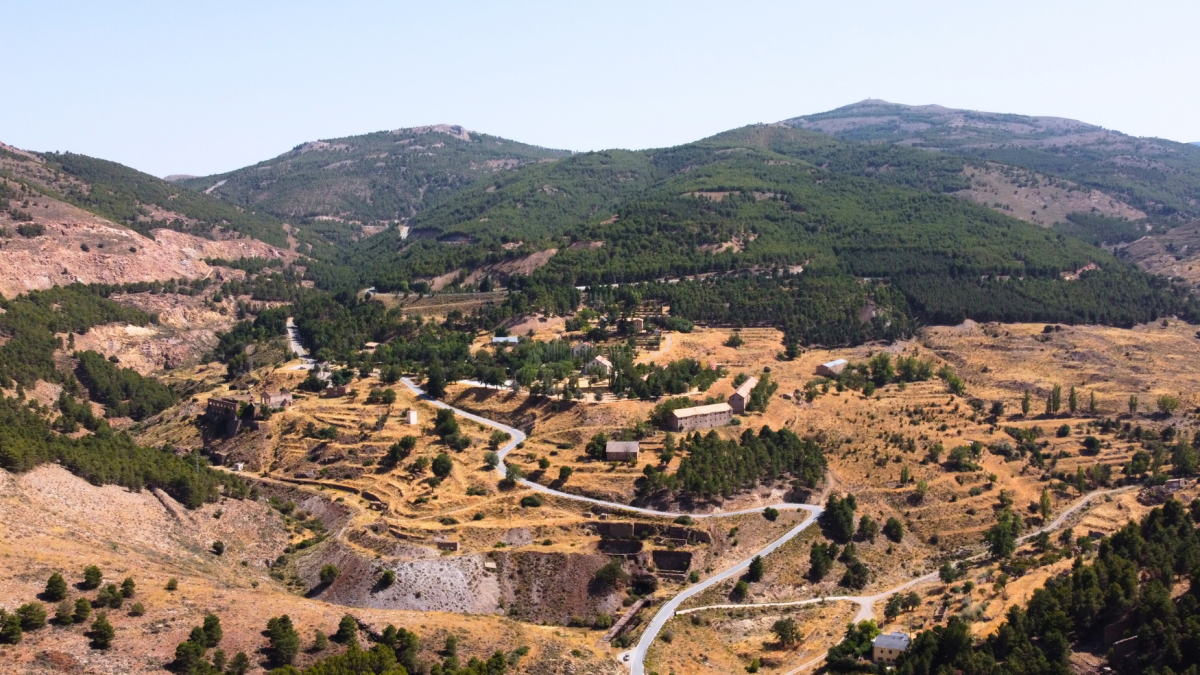 El camping Las Menas se encuentra enclavado en la Sierra de los Filabres, en el que fue el antiguo poblado minero de Las Menas.