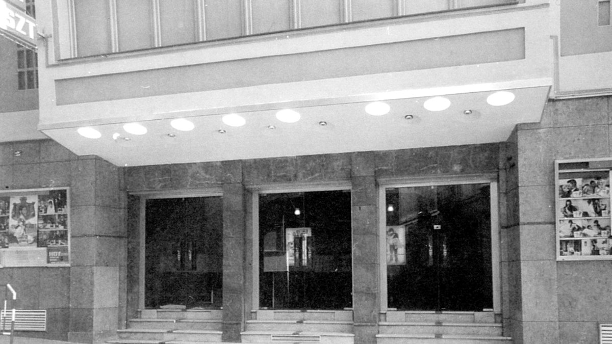 Puerta del cine Listz a finales de los años 70 cuando se quedaba vacío los días de diario.