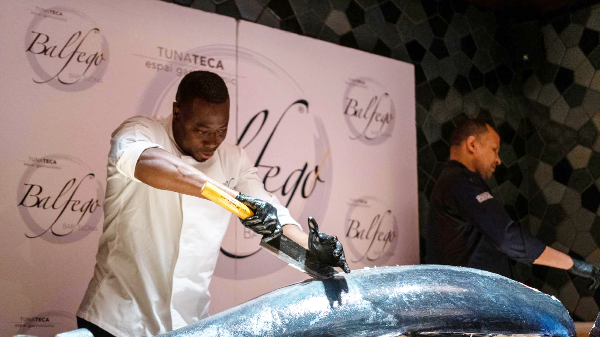 Un profesional de Balfegó realiza la técnica del ronqueo.