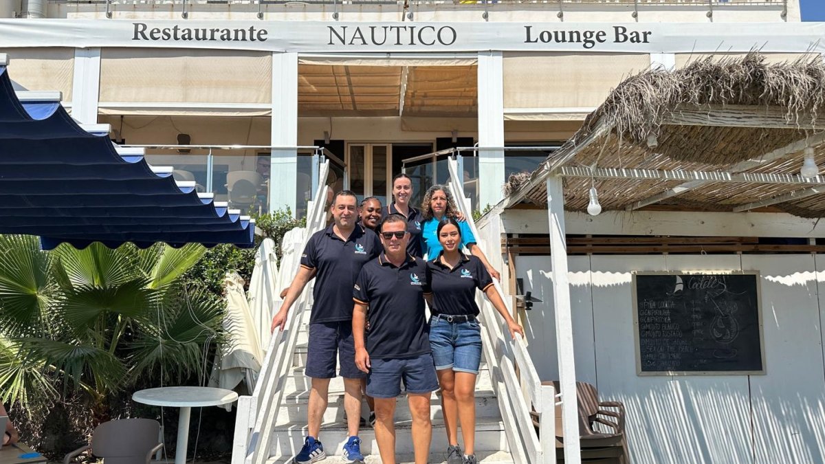 La plantilla del hostal y restaurante Náutico, cuyas maravillosas instalaciones, a pie de playa, han acogido esta semana la emisión del Hoy por Hoy Levante de la SER.