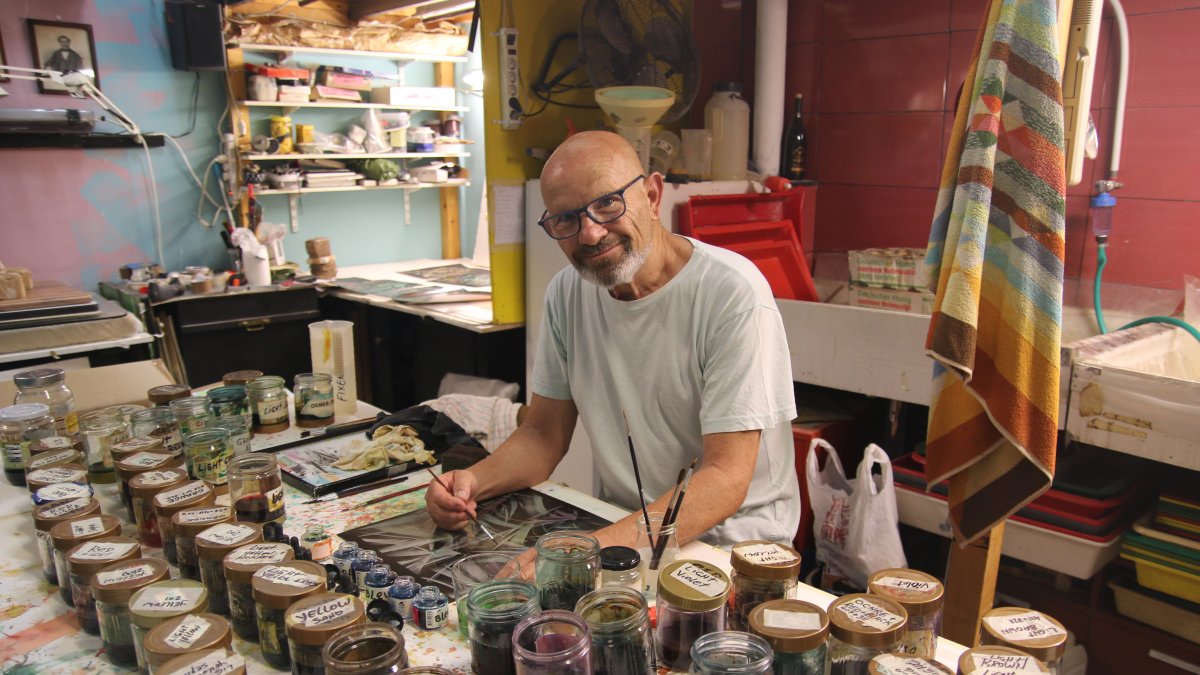 Ilan Wolff, en la mesa de su estudio.