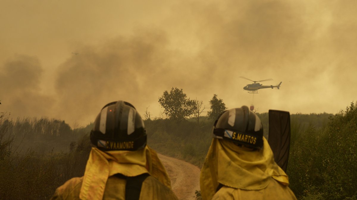 Extinción del fuego en la carretera de acceso a la población de Cualedro, a 15 de agosto de 2025, en Cualedro, Monterrei, Ourense, Galicia (España).