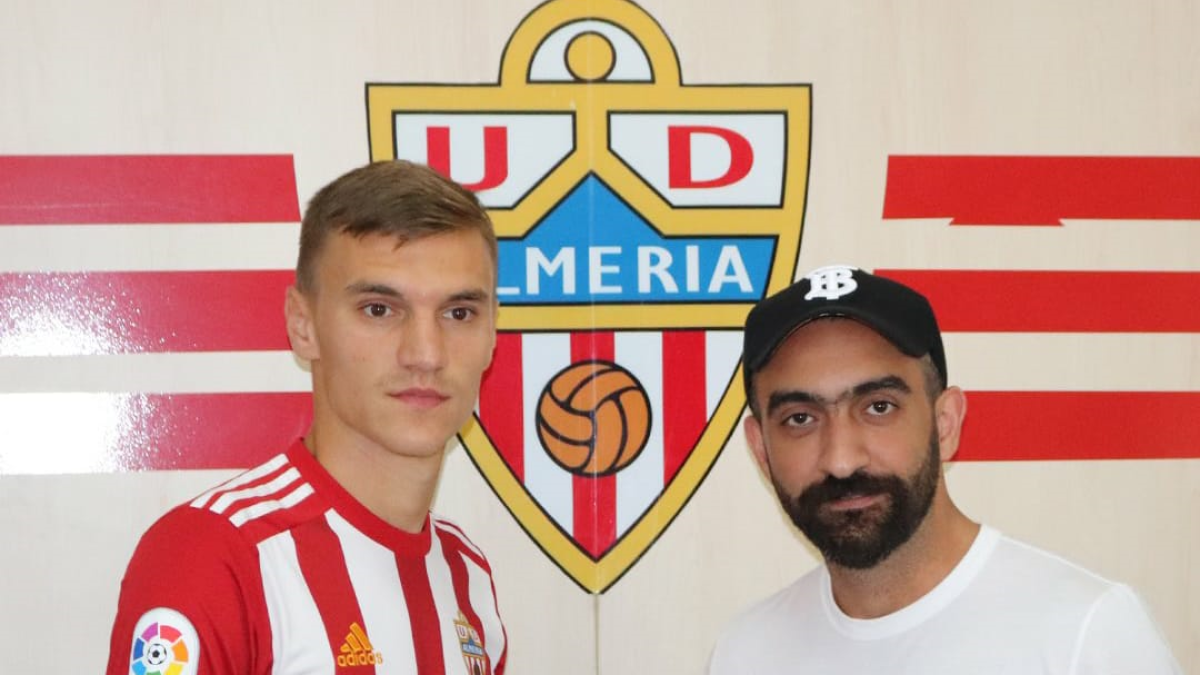 Nikola Maras con Mohamed El Assy nada más aterrizar en Almería.
