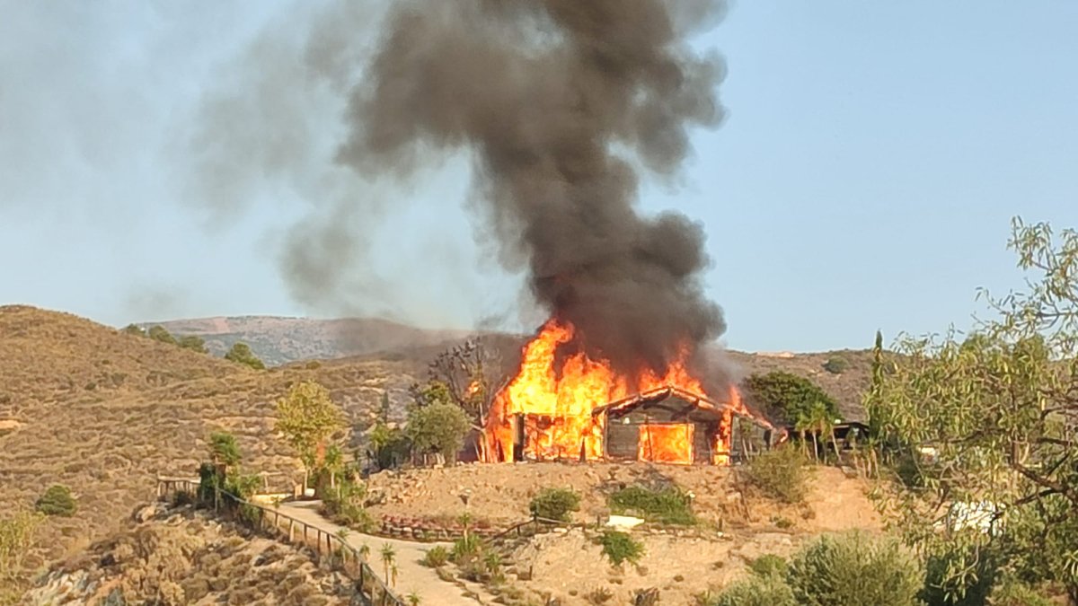 Las llamas devoraban el cortijo.