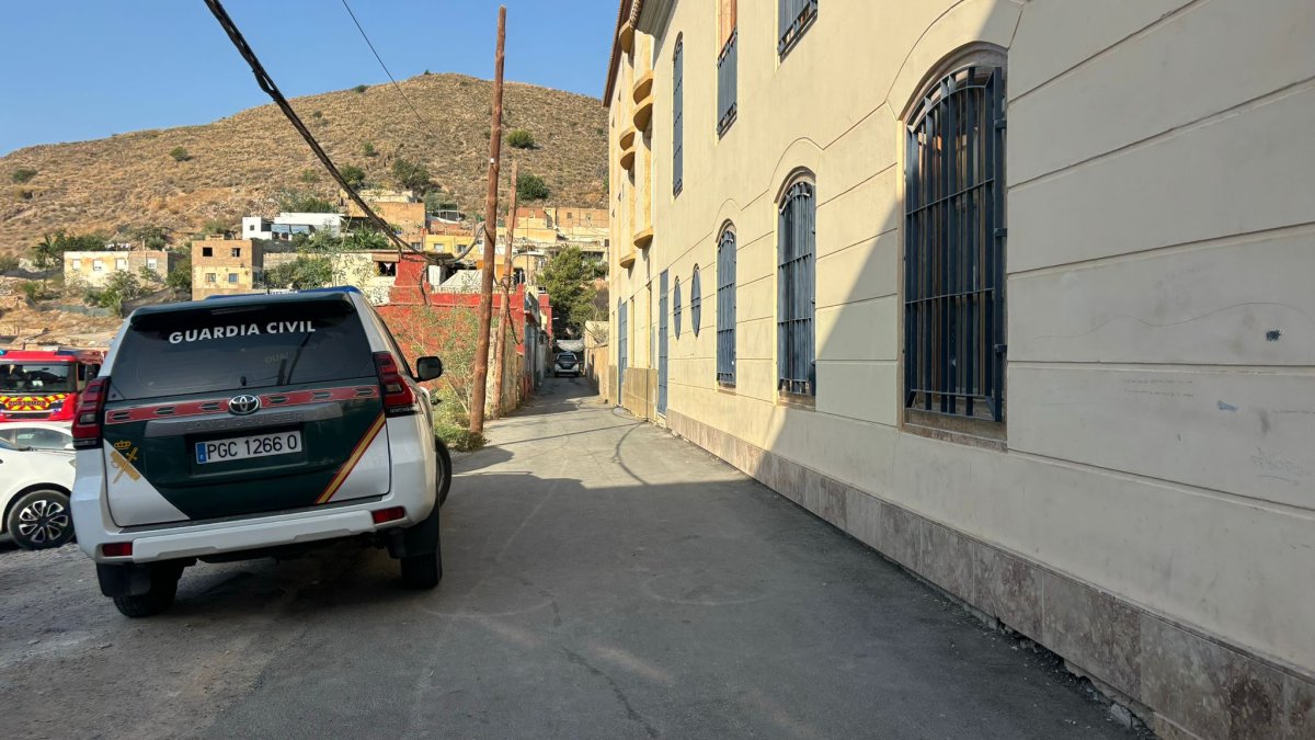 Coche de la Guardia Civil en la entrada del Cerro Matadero de Berja.
