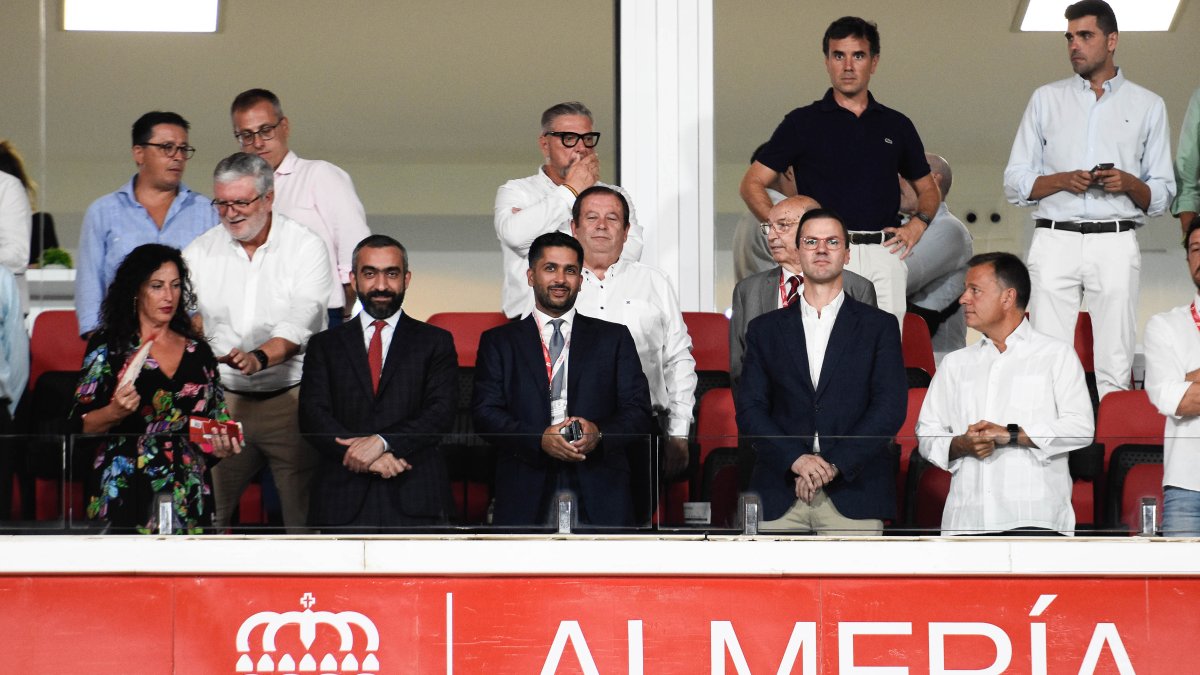 Mohammed Al-Khereiji da la cara y toma el mando del Almería desde el minuto cero.