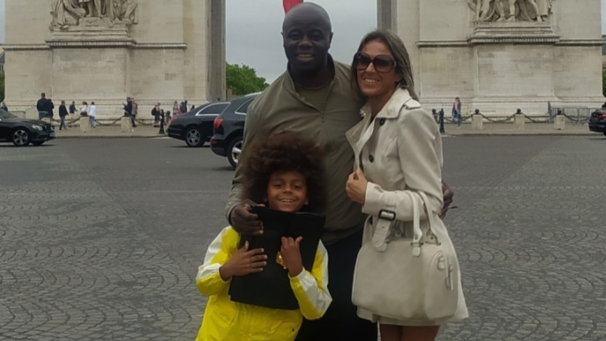 En París junto al Arco del Triunfo posa una familia feliz.