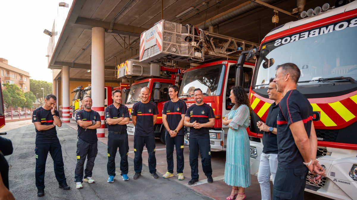 Visita de la alcaldesa a los bomberos que iban hacia Extremadura.