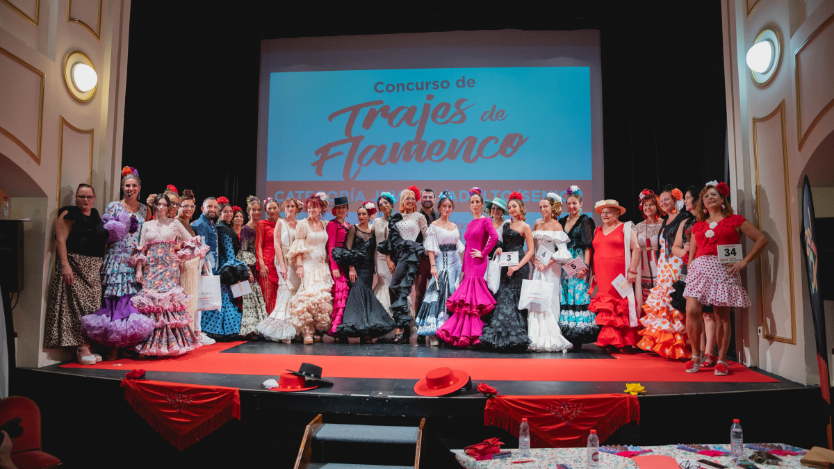 Foto de familia del concurso de Trajes de Flamenco de La Voz de Almería y Radiolé de 2024.