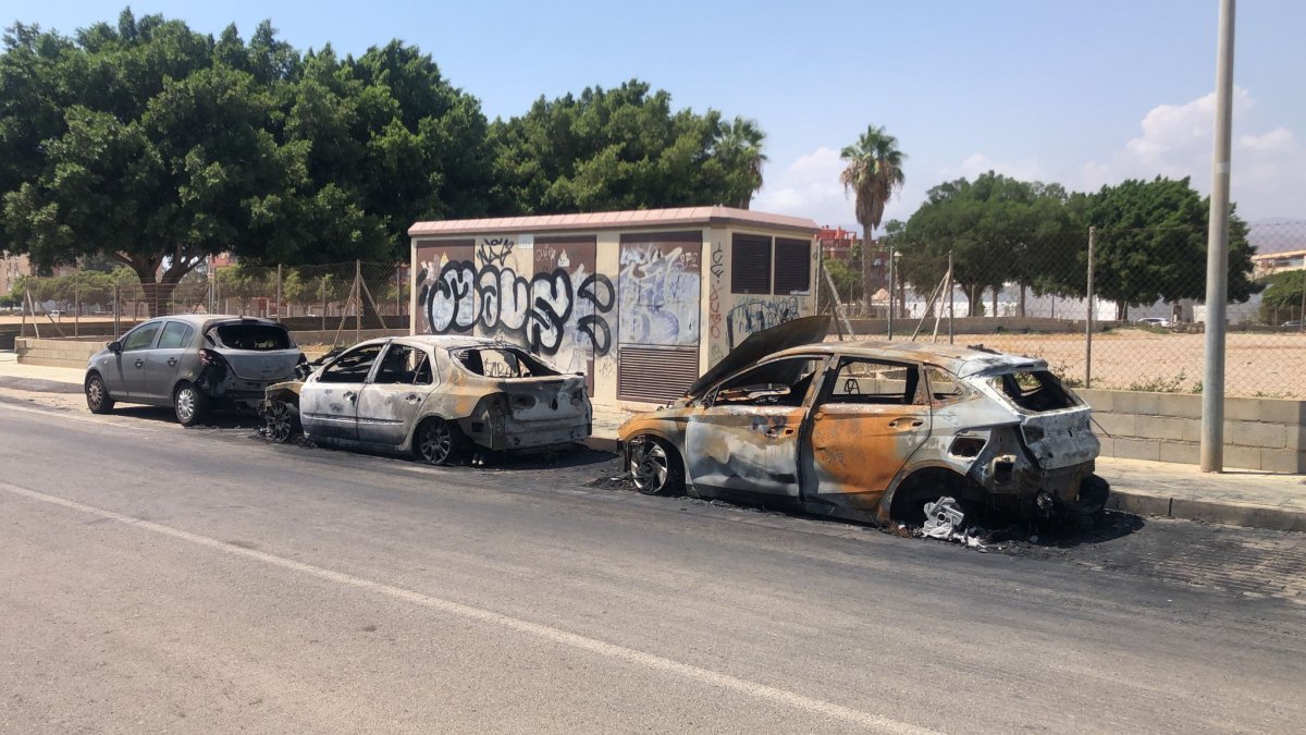 Imagen de los tres coches incendiados esta madrugada en la capital