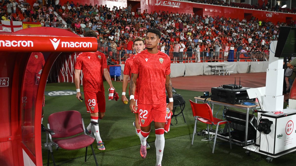 Serio contratiempo para el Almería la inesperada baja de Chirino.