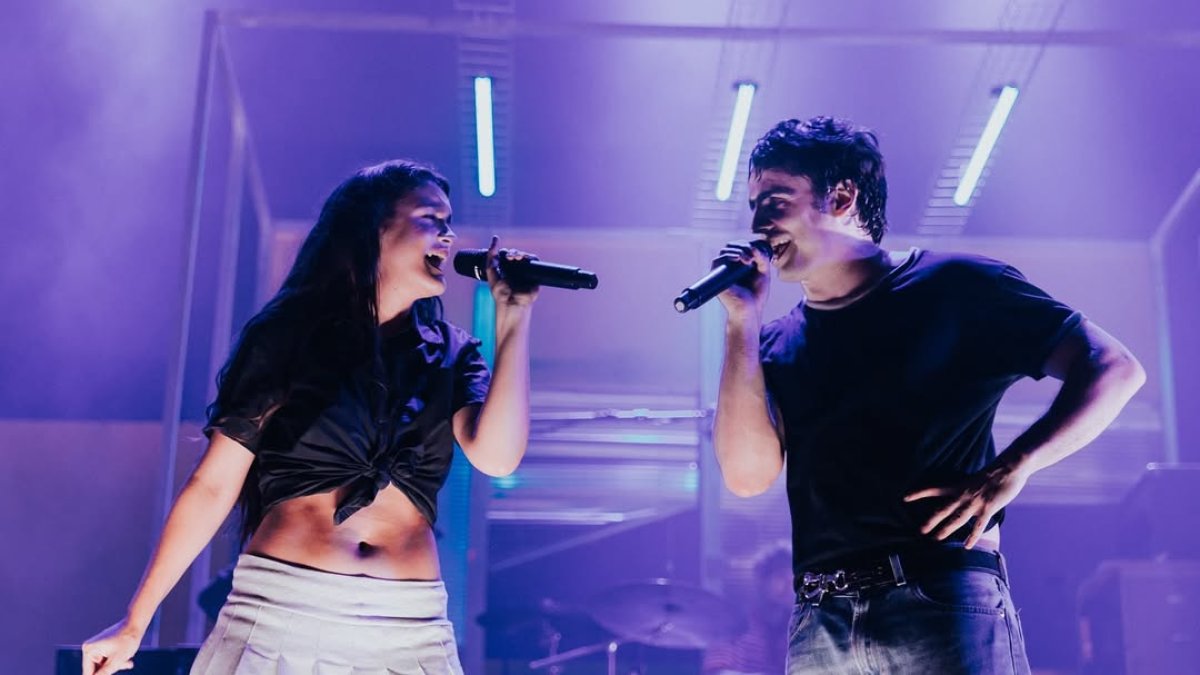 Amaia junto a Diego Ibáñez, vocalista de Carolina Durante, durante el Cooltural Fest.