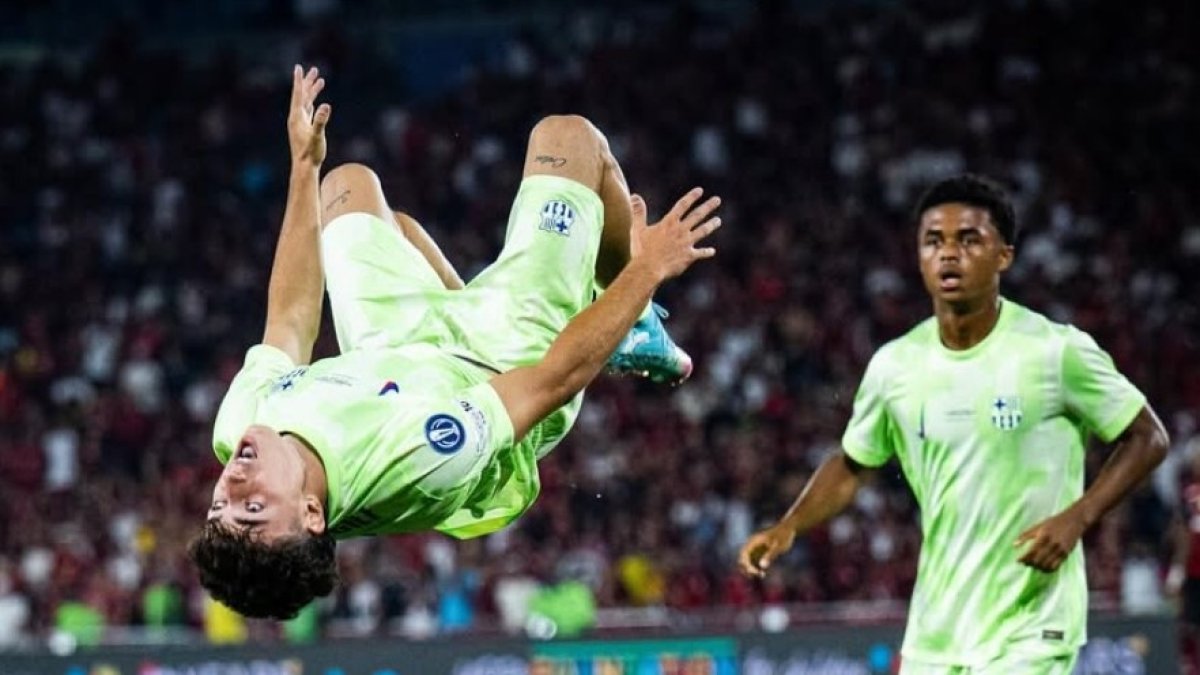 Virgili volando por el cielo de Brasil en la final de la Intercontinental.