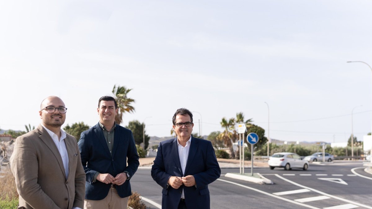 El diputado provincial de Fomento, Antonio Jesús Rodríguez, durante una visita a Níjar junto a su alcalde, José Francisco Garrido.