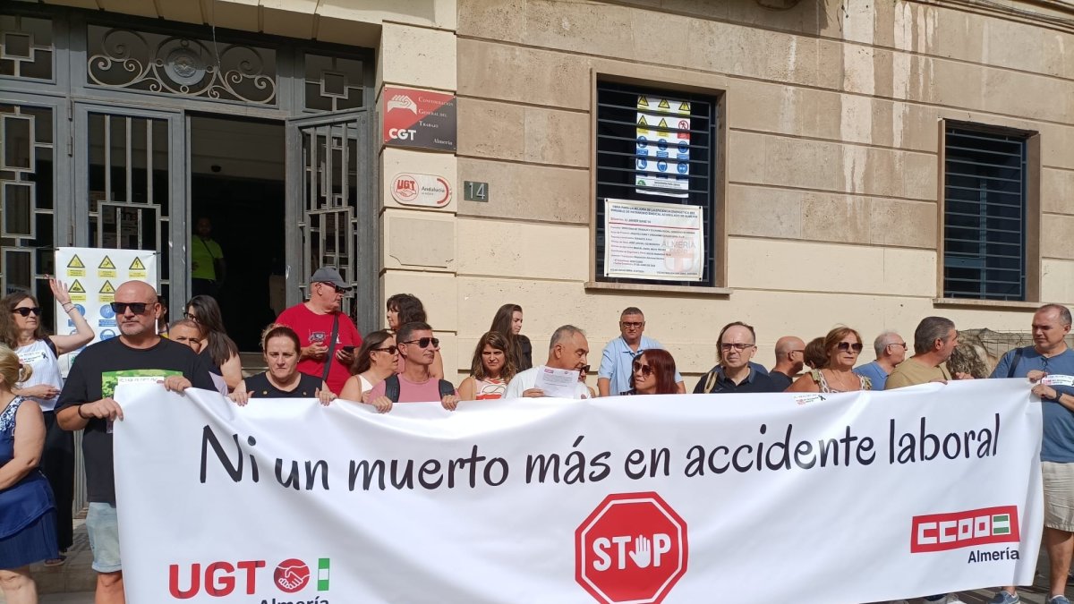 Concentración por la muerte de un trabajador en una obra en Almería..