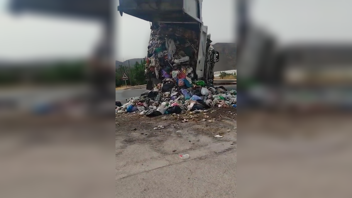 Camión de la basura en la carretera de Berja.