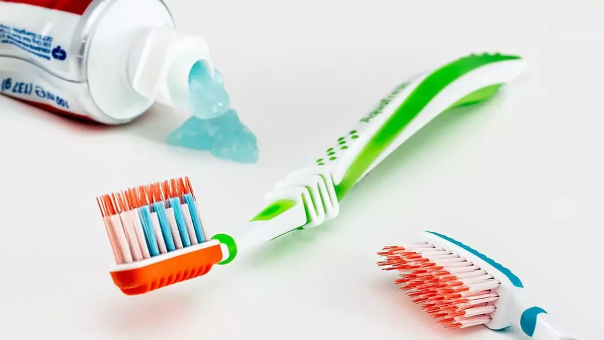 Imagen de archivo de un cepillo y dentífrico.
