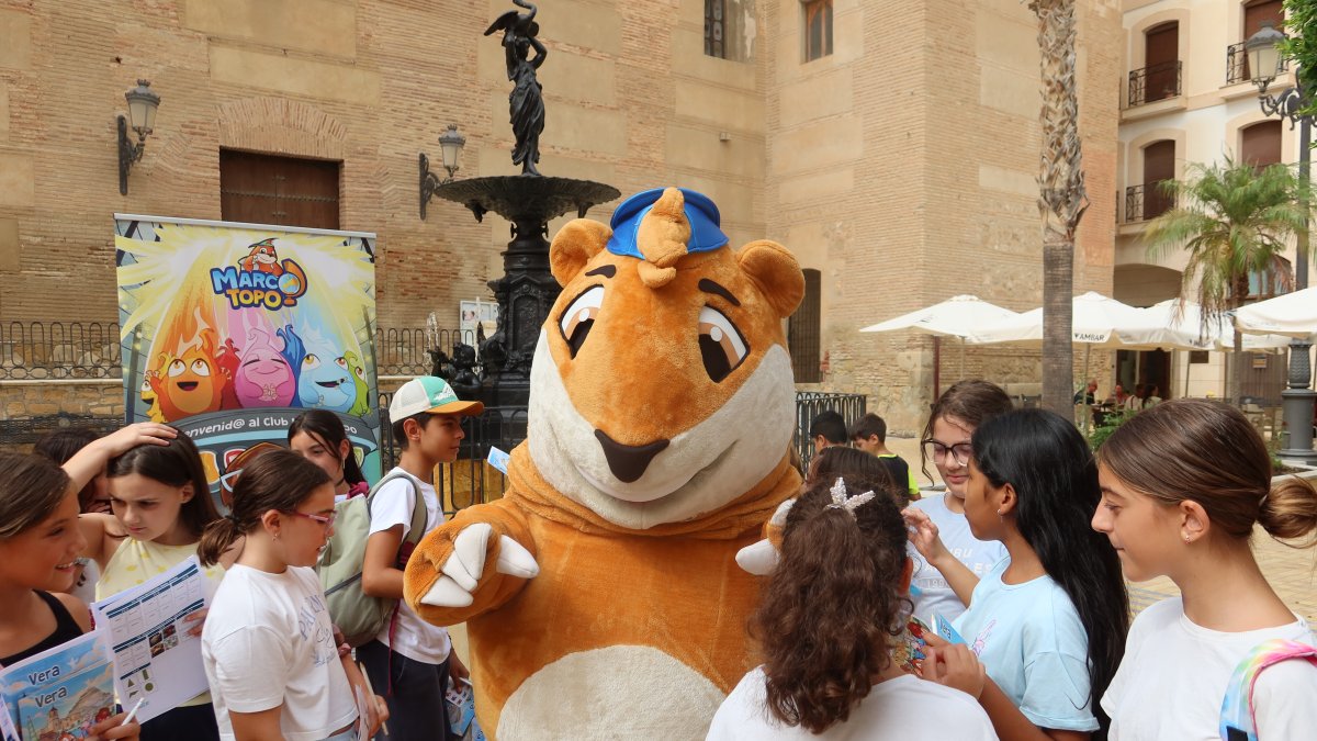 Uno de los momentos vividos durante la presentación de la iniciativa ante los jóvenes veratenses.