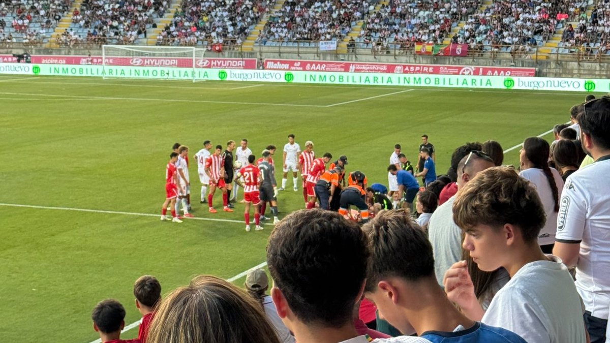 Leo Baptistao siendo atendido y una afición pendiente del futbolista.