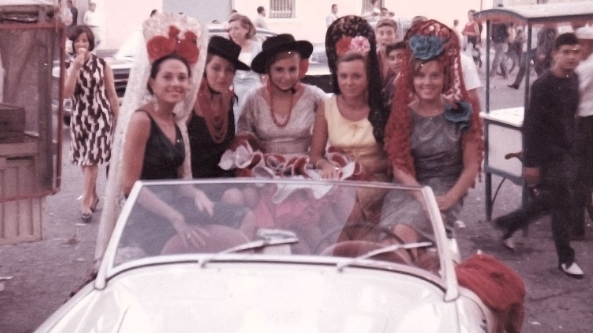 Un grupo de jóvenes de la alta sociedad en el descapotable que las llevaba a los toros. Años 60.