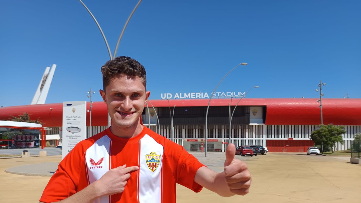 Nervioso y feliz con su camiseta del Almería antes de conocer los rincones del Estadio y llevarse la sorpresa de hablar con Rubi.