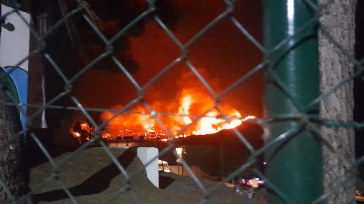 Imagen del incendio que afecta a los municipios de Lubrín y Bédar