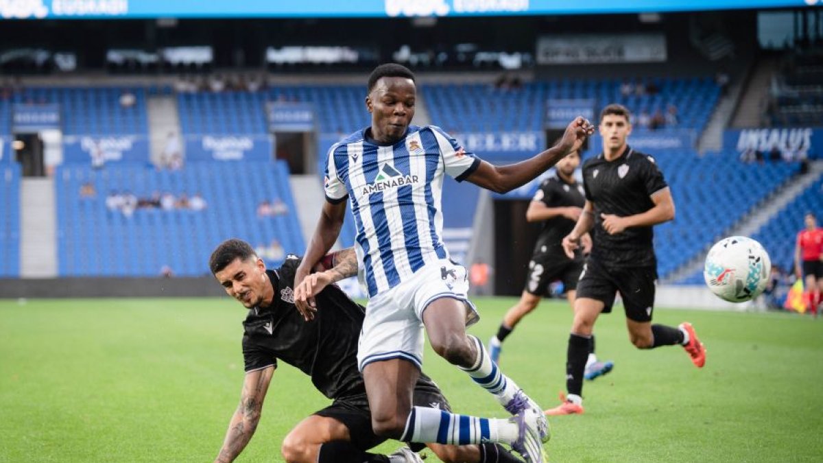 Una de las jugadas del partido en Anoeta.