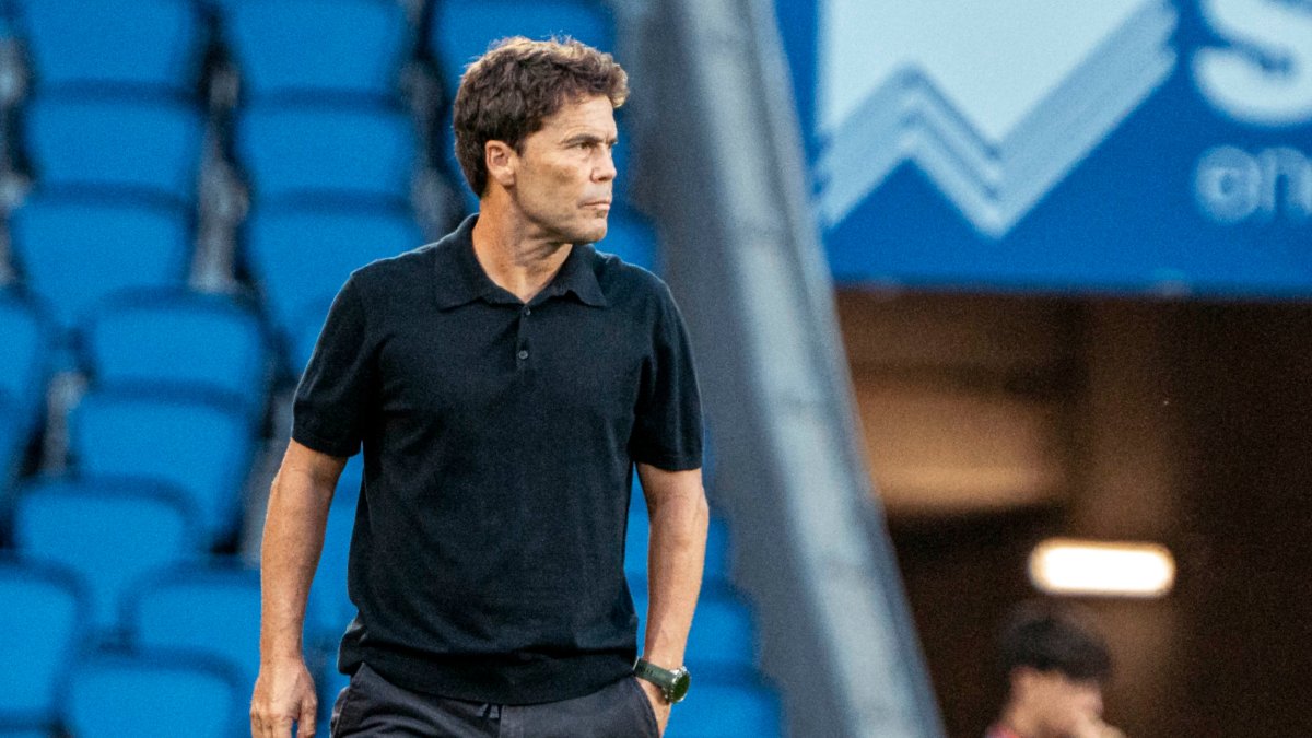 Rubi serio en la banda de Anoeta mientras seguía la evolución del equipo ante la Real Sociedad B.