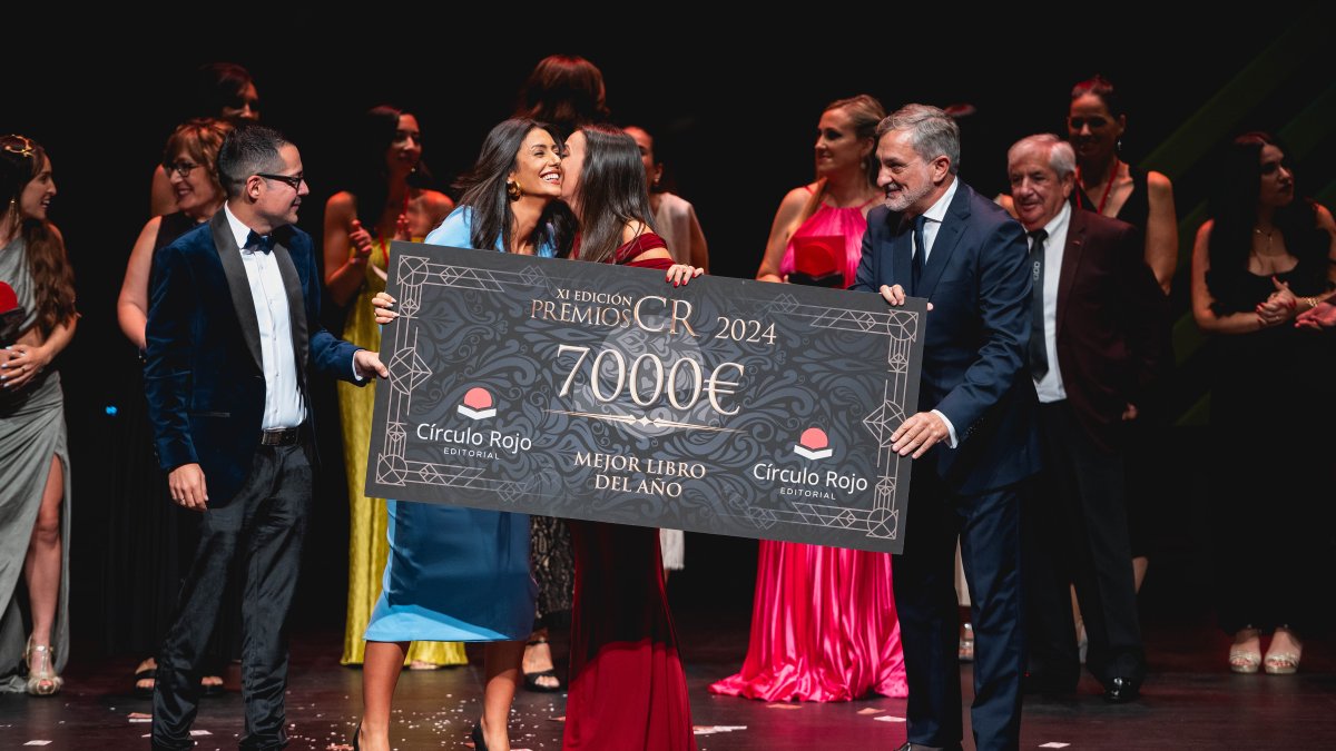 Alberto Cerezuela, Noor Been Yessef y Ángel Escobar entregan a Mary Jiménez el premio al mejor libro de 2024.