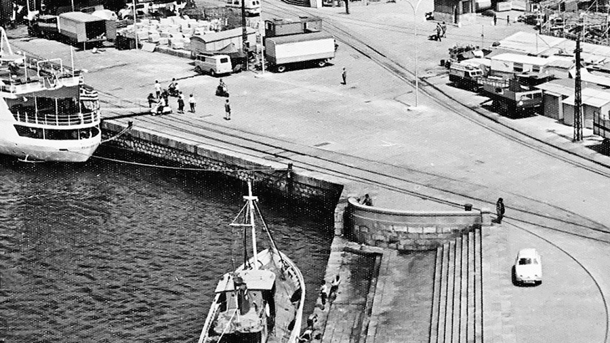 Los últimos feriantes retirándose del puerto el día después de terminar la Feria. 1967.