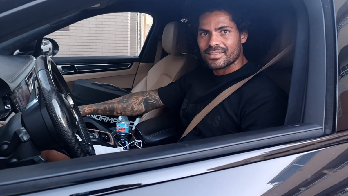 Aridane con LA VOZ y Cadena SER antes del entrar al parking del hotel.