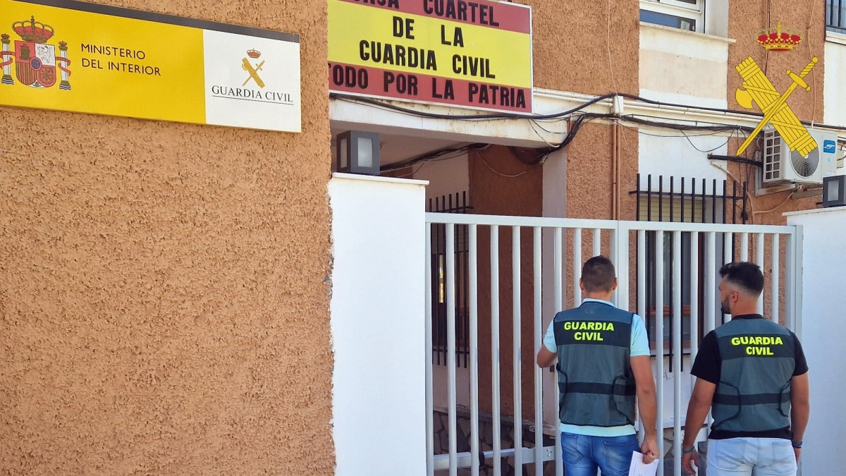 La Guardia Civil investiga a dos personas en Huércal-Overa.