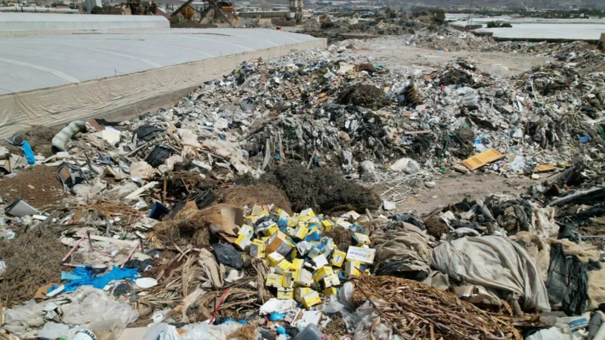 Vertido ilegal detectado en Roquetas de Mar.