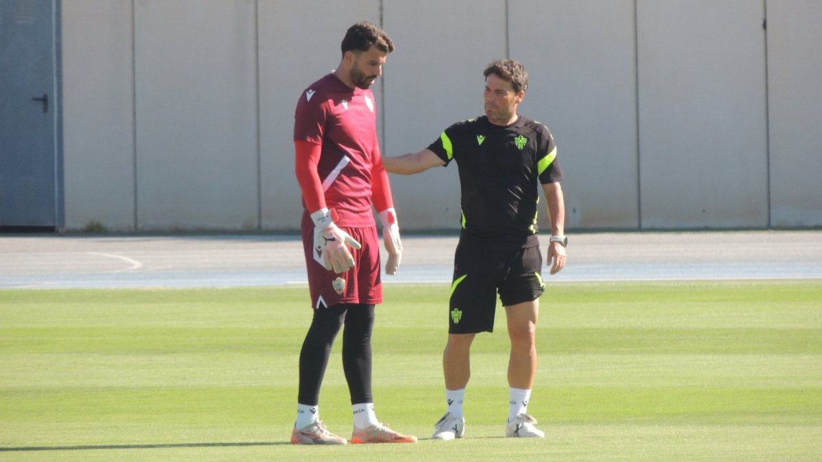 La imagen del entrenamiento con Maximiano y Rubi hablando mientras el resto del equipo iniciaba los ejercicios.
